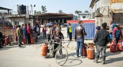 ग्यास अभावको मारमा उपत्यकावासी: चुलोमा आगो बाल्न नागरिकको सास्ती