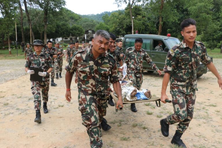 भोटेकोशी बाढीः प्रभावित क्षेत्रमा सेनाद्वारा उद्धार र राहत तीव्र