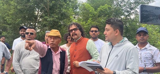 विकास आयोजनाको स्थलगत अनुगमन गर्दै सभापति ढकाल