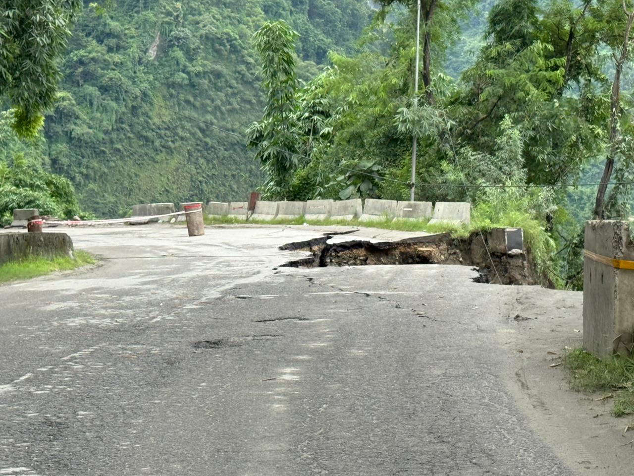कृष्णभीरमा सडक भासिएपछि वैकल्पिक रुटबाट सवारी सञ्चालन