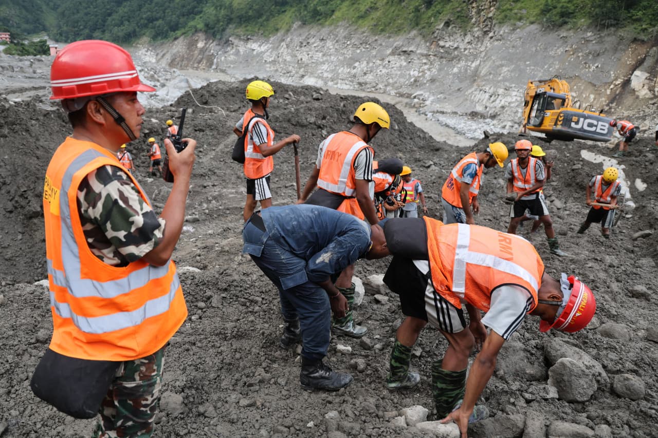 त्रिशूली ३ ‘ए’ सुरुङमा उद्धार टोलीको निरन्तर प्रयास, लेदो र भग्नावशेष पन्छाएर भित्र छिर्ने तयारी