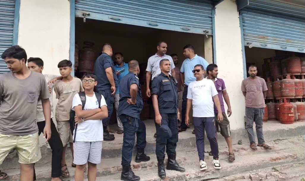धनुषामा ग्यास बिक्रेता संघ अध्यक्षको स्टोरमा छापा