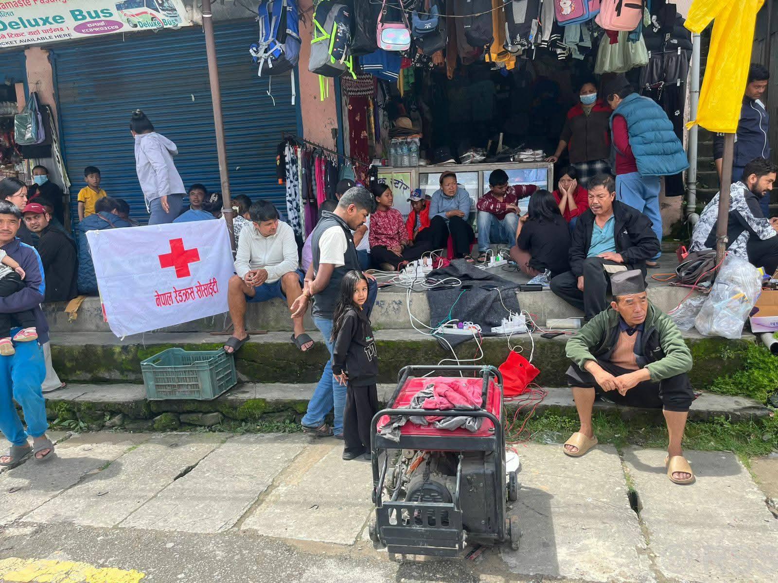 पाँच दिनपछि धुञ्चेमा‘जेनेरेटर’: निःशुल्क मोबाइल चार्ज, टुटेको आशालाई जोड्दै