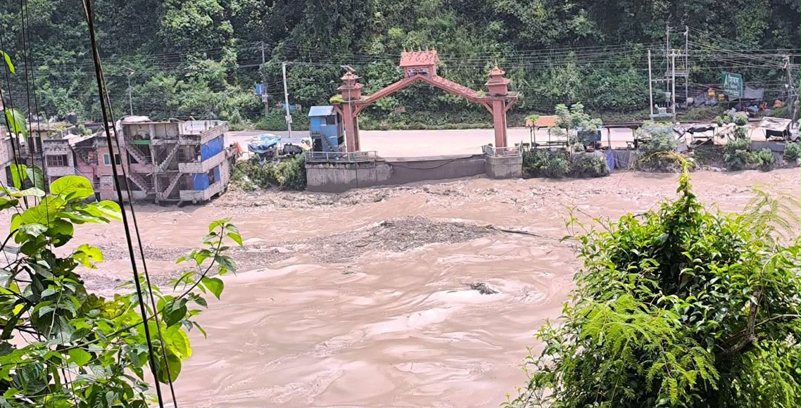 रसुवाबाट आएको बाढीले धादिङको फुर्केखोलाको पुल बगायो