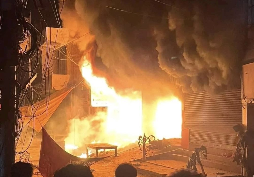 विद्युत् ‘सर्ट’भएर आगलागी हुँदा दुई घर नष्ट, २६ लाख बराबरको क्षति