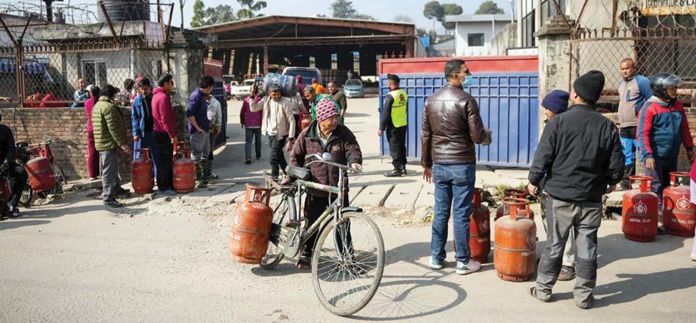 काठमाडौंमा ग्यासको अभाव : आपूर्ति बढे पनि बजारमा किन छैन ?