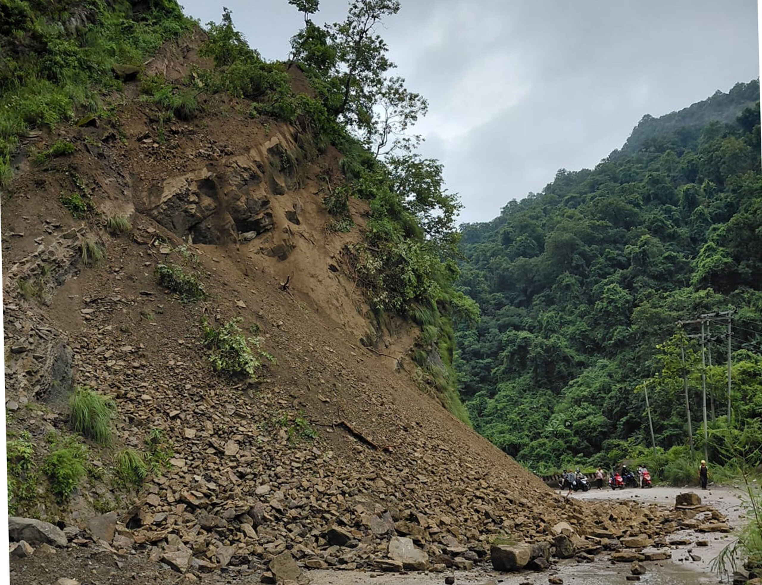 पहिरोका कारण सिद्धार्थ राजमार्ग अवरुद्ध