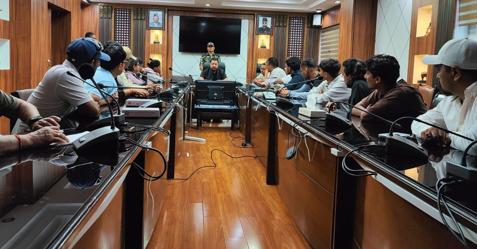 टनेलमा फसेकाहरुको परिवारलाई ऊर्जामन्त्री श्रेष्ठले भने : आजै साँझसम्म टनेलभित्र जानसक्ने प्रयास छ