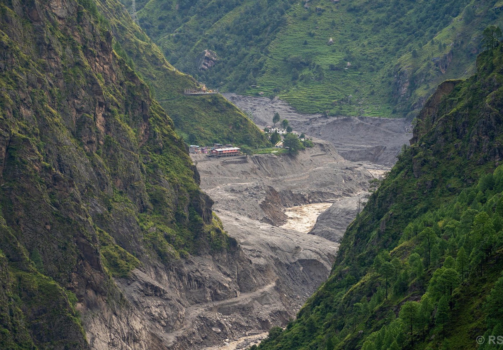 ओमसतियाद्वारा बाढी प्रभावितका लागि २४ लाख सहयोग