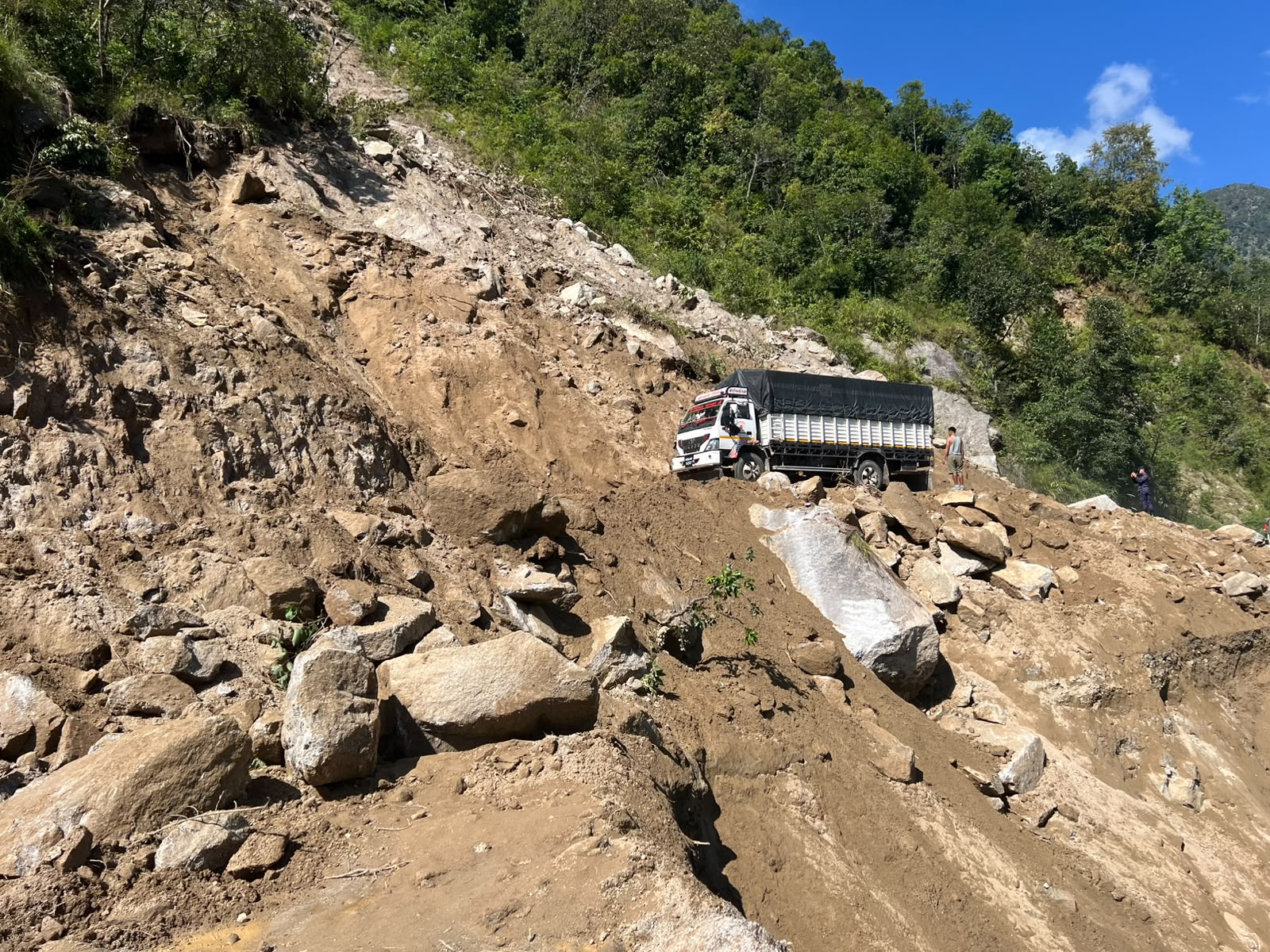 पहिरोका कारण अवरुद्ध ६ वटा राजमार्ग आए सञ्चालनमा