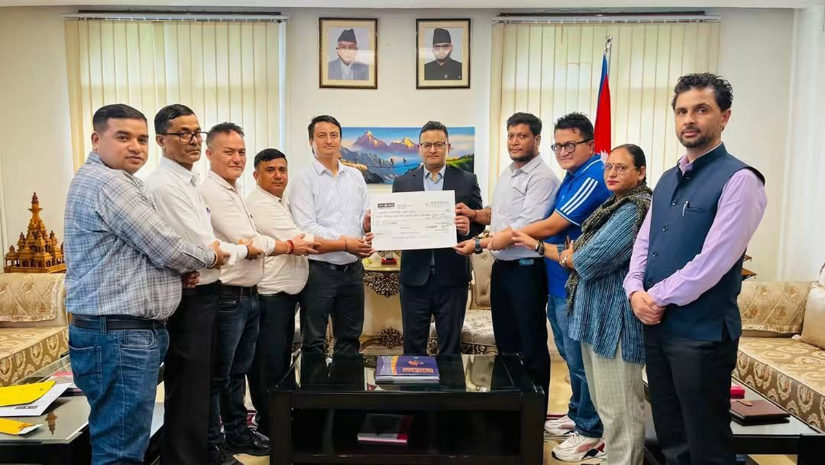 नेपाली समाज भारतद्वारा बाढी प्रभावितका लागि २१ लाख सहयोग