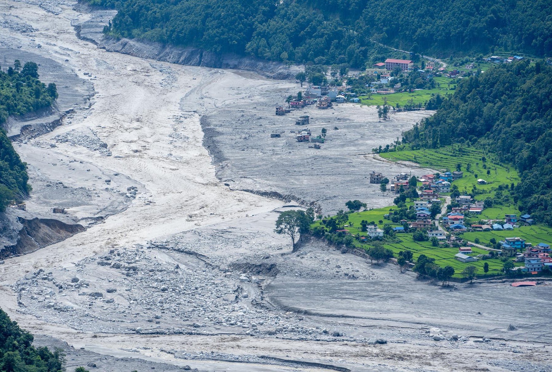 भोटेकोशी बाढीः हेटौँडाका शैक्षिक संस्थाबाट ३२ लाख सहयोग