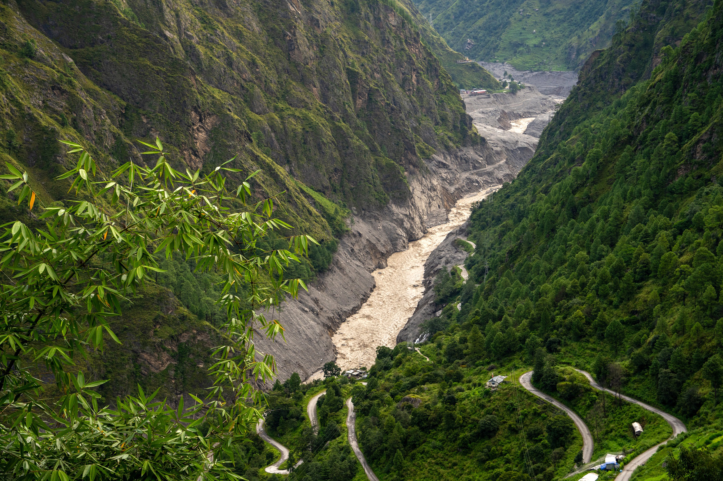भोटेकोशी बाढी : केरुङमा रोकिएका १२५ नेपालीलाई चीनले स्वदेश फर्काउँदै