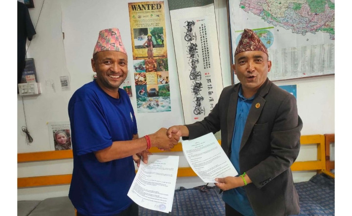 कर्मफ्लाइट्स फाउण्डेशनद्वारा सिमकोटका बालबालिकालाई कपडा सहयोग