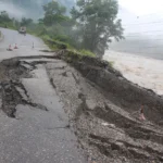 पृथ्वी राजमार्गमा सडक भासिँदा र पहिरो खस्दा यातायात प्रभावित