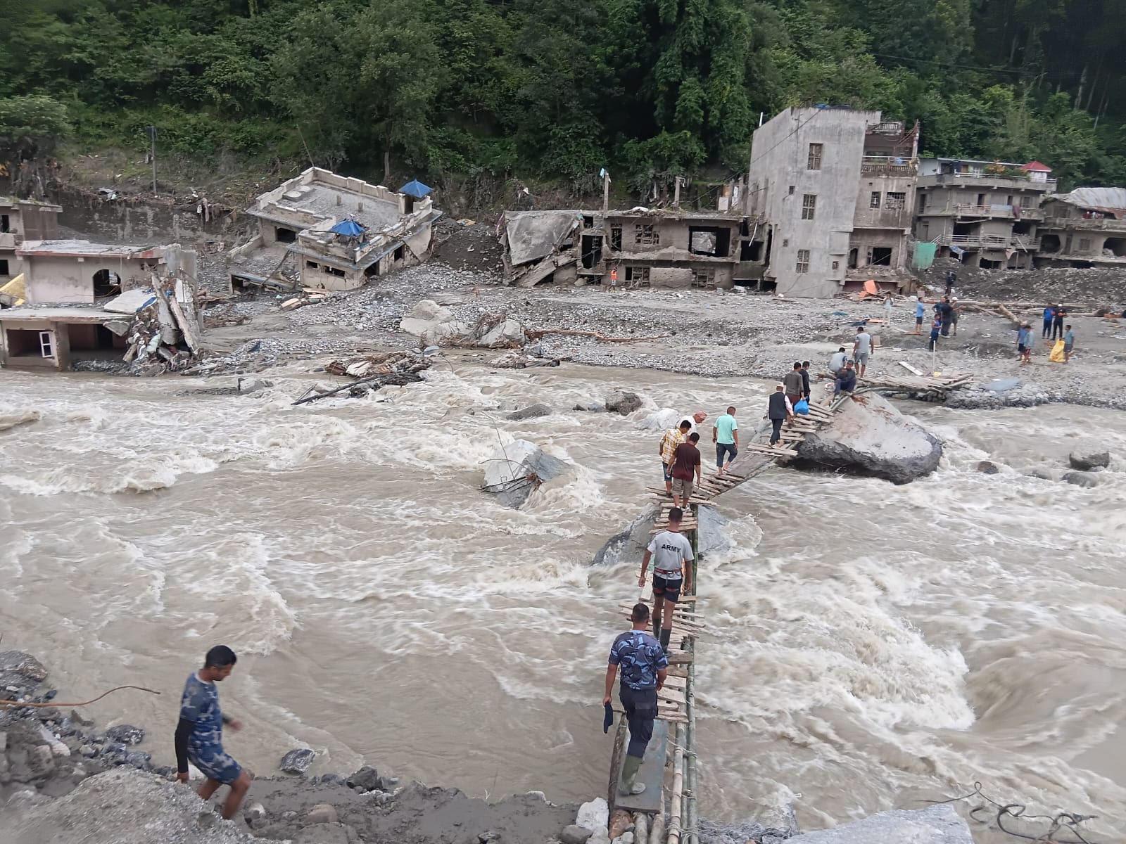 लाखु खोलामा फड्के तथा स्याफ्रुबेँसीस्थित भोटेकोशी नदीमाथि तुइन निर्माण