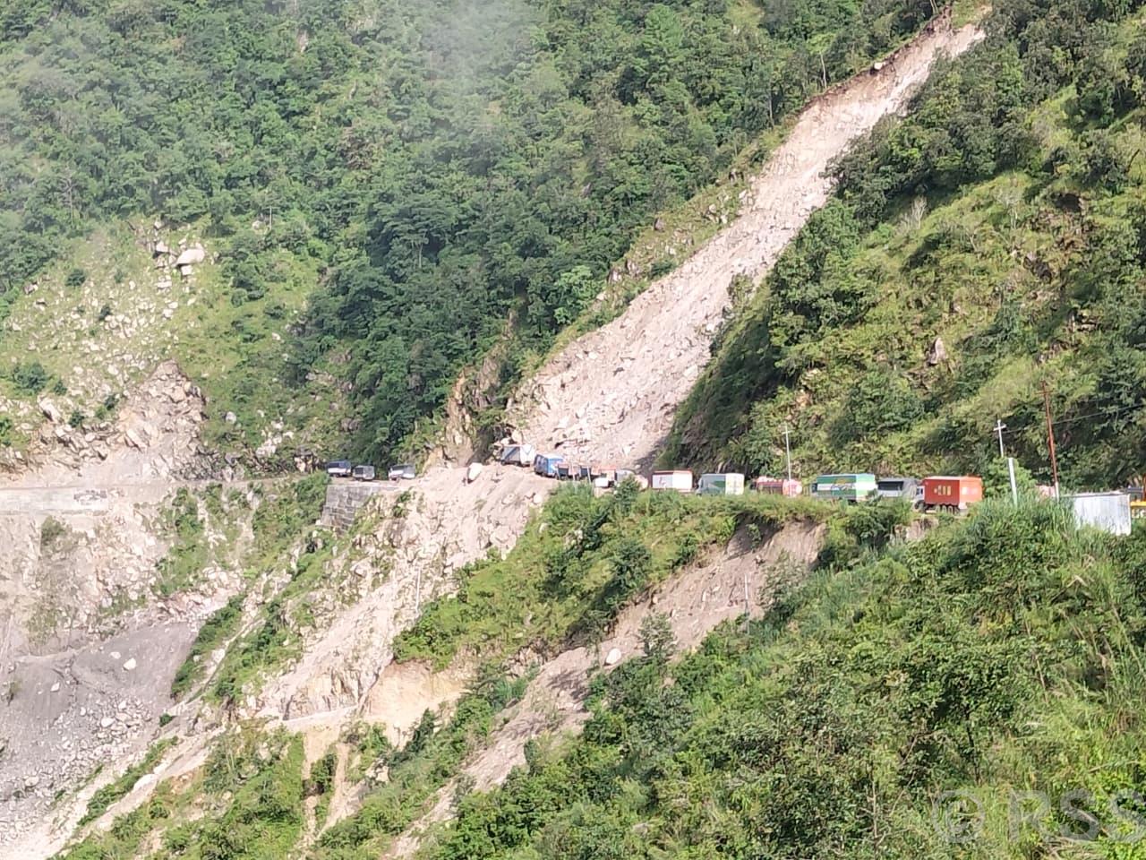 पृथ्वी राजमार्ग अवरुद्ध भएपछि कान्ति लोकपथको प्रयोग