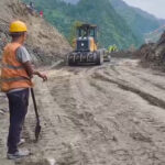 पृथ्वी राजमार्गको कृष्णभिरमा पहिरो खस्दा एकतर्फी सञ्चालन