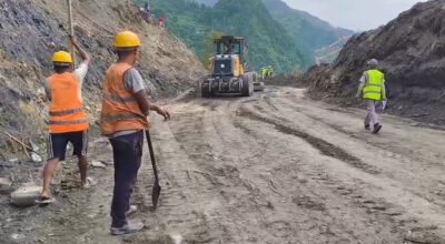 पृथ्वी राजमार्गको कृष्णभिरमा पहिरो खस्दा एकतर्फी सञ्चालन