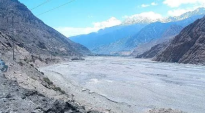 मुस्ताङको टुकुचेमा कालीगण्डकीले कटान गरेपछि गाउँ पहिरोको जोखिममा