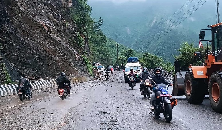 पृथ्वी राजमार्ग र नारायणगढ–मुग्लिन सडक बन्द