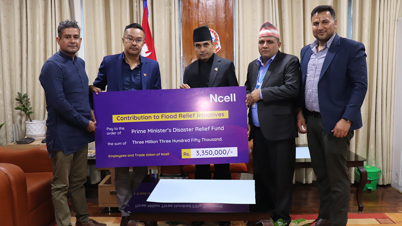 भोटेकोशी बाढी पीडितका लागि एनसेल कर्मचारीद्वारा ३३ लाख ५० हजार सहयोग