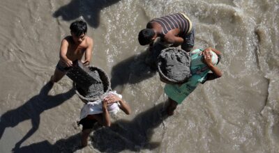 बाढीपछि त्रिशूलीका सहायक खोलामा बालुवा निकाल्न स्थानीयको भीड