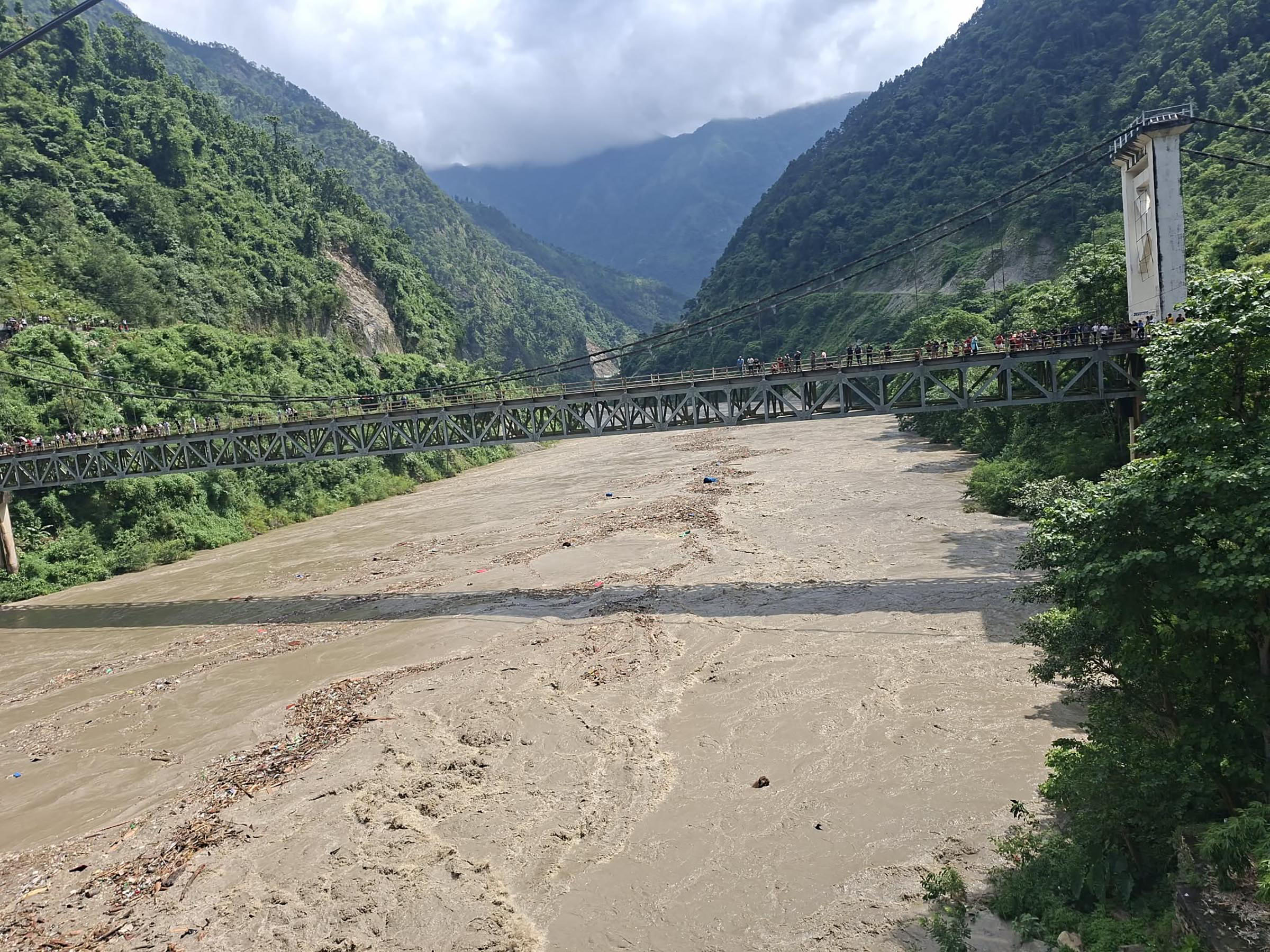 बाढीले बगाएर ल्याएका मृत पशुको व्यवस्थापन गर्दै भरतपुर