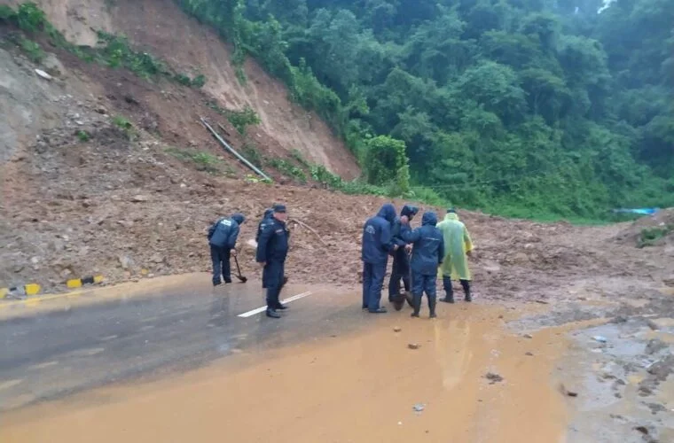 घाँसीकुवामा पहिरो खस्दा पृथ्वीराजमार्गमा यातायात प्रभावित