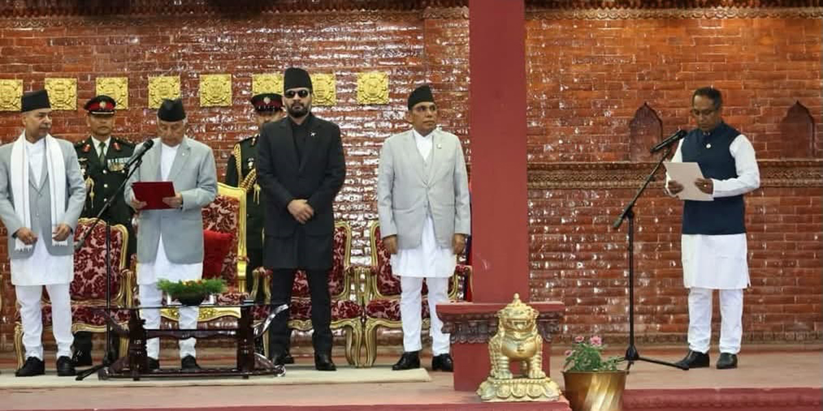 नवनियुक्त उद्योग, वाणिज्य तथा आपूर्तिमन्त्री साहले लिए शपथ
