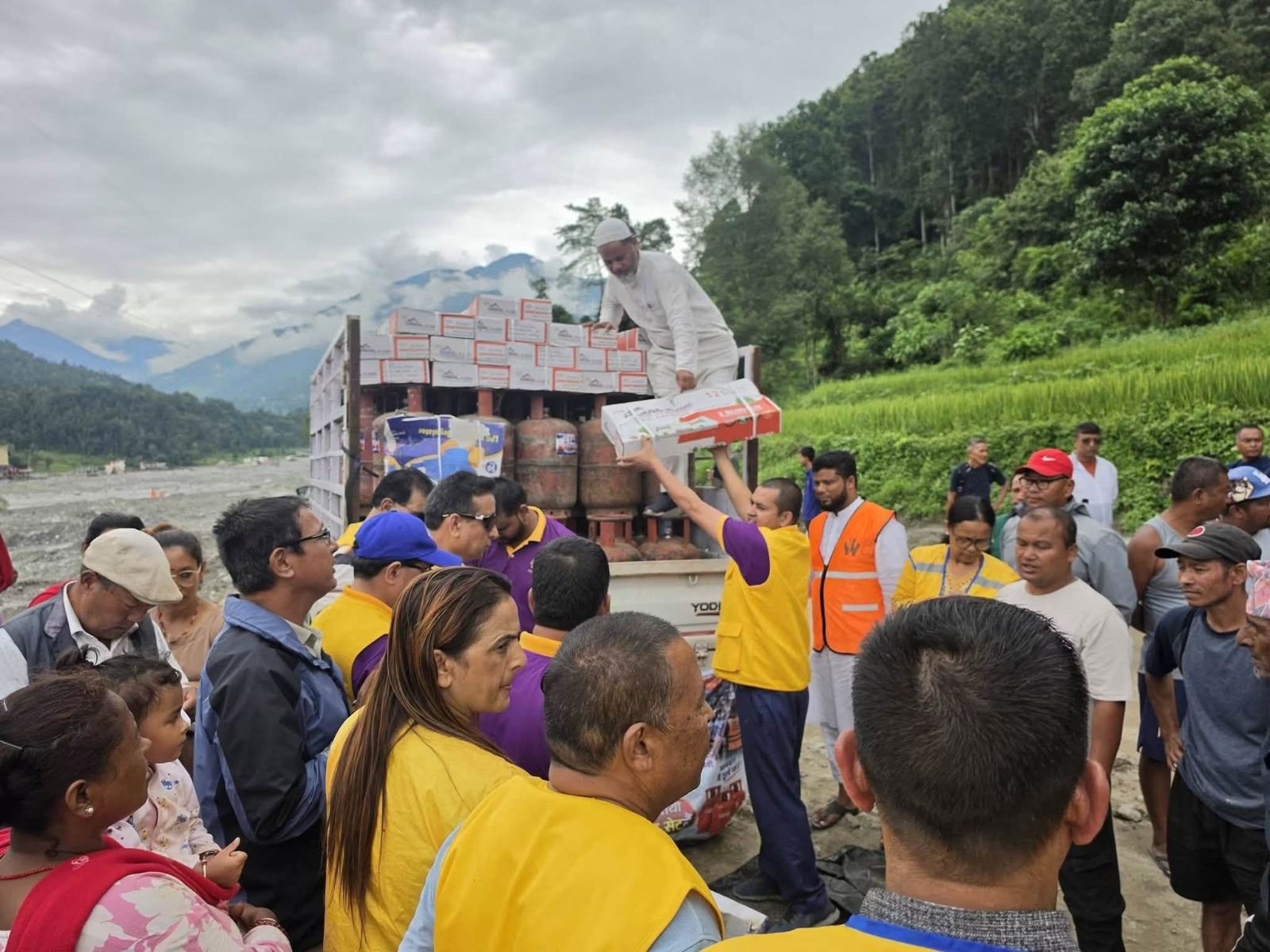 बाढीपीडितलाई मुस्लिम मोर्चाद्धारा ग्यास चुल्हो, सिलिन्डरसहित राहत सामाग्री वितरण
