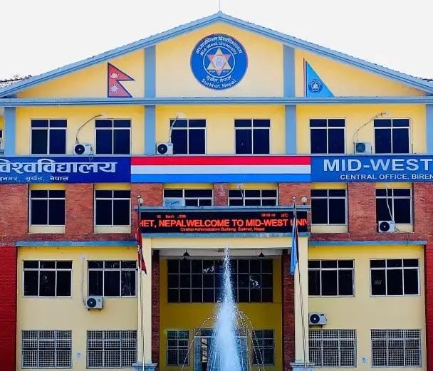 मध्यपश्चिम विश्वविद्यालयले बाढीपीडितका लागि ५४ लाख बढी सहयोग