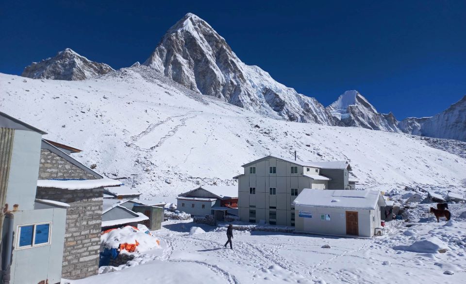 खुम्बुमा भारी हिमपात, पर्यटक रोकिए