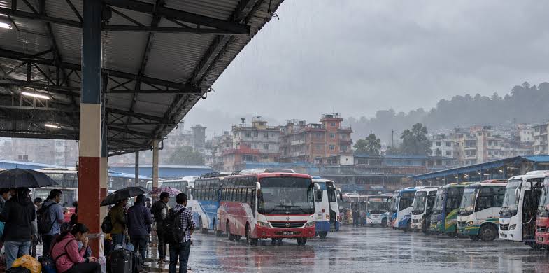 काठमाडौं जोड्ने राजमार्ग बन्द : रोकिए सार्वजनिक बस