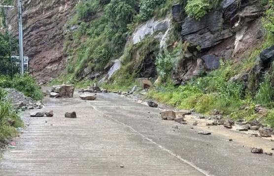 सिद्धार्थ राजमार्गको धैरेनी खण्ड भासिएपछि ठूला सवारीसाधनमा रोक