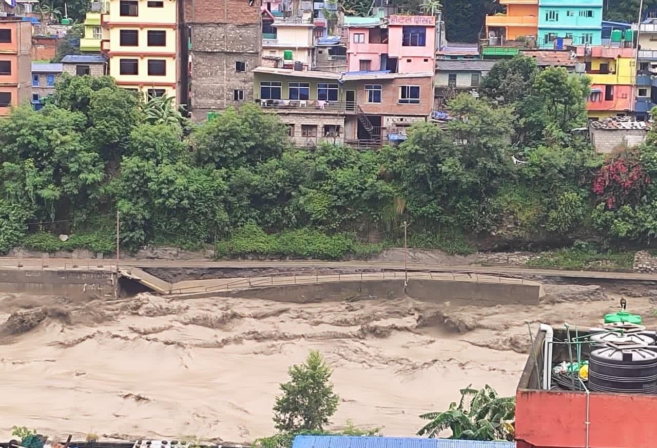 बाढी र पहिरोले कालीगण्डकी करिडोर अवरुद्ध, नेपाल-चीन व्यापार ठप्प
