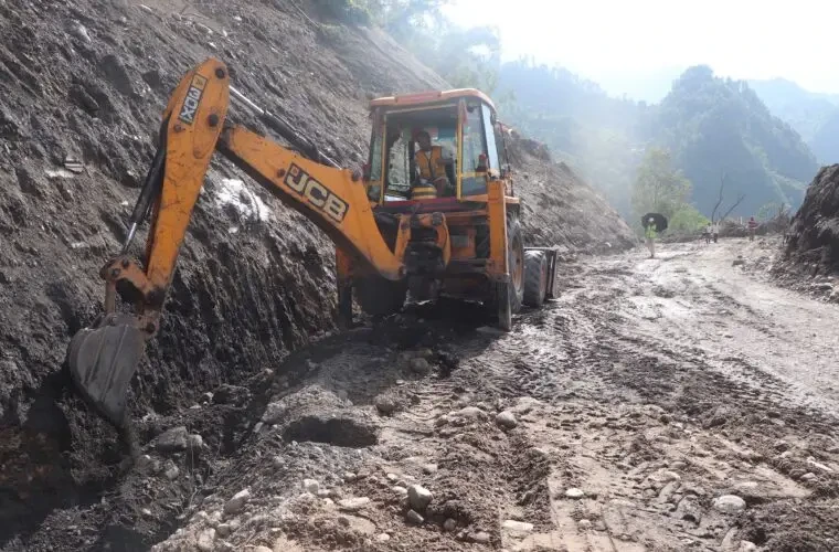 पृथ्वी राजमार्गका सात स्थानमा पहिरो, दुई ठाउँमा सडक पूर्ण अवरुद्ध