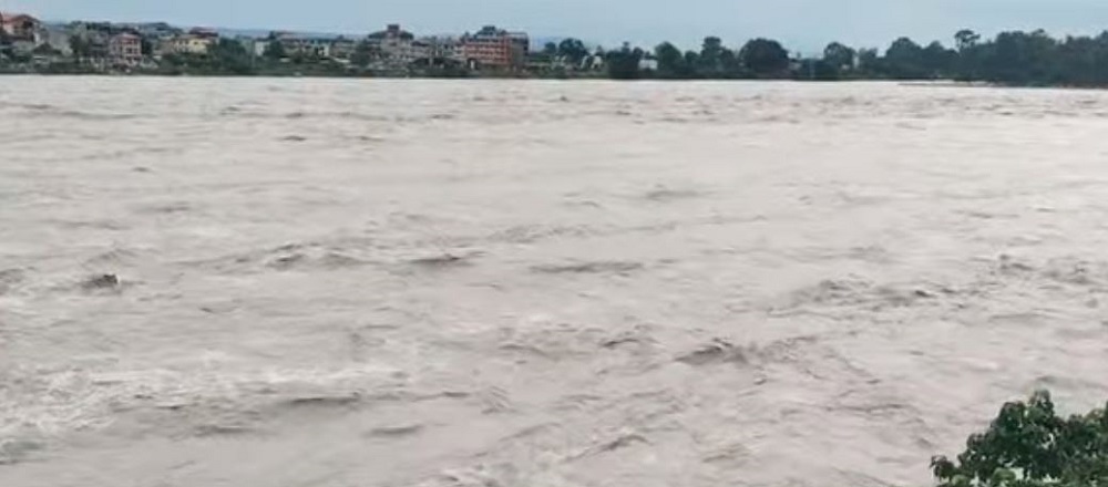 नारायणीको बाढी खतराको तह नजिक, गण्डक ब्यारेजका सबै ढोका खुला