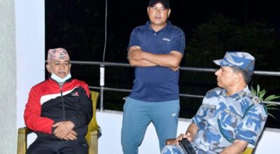 मृतक र बेपत्ता सशस्त्र प्रहरीका परिवारजनसँग महानिरीक्षक पौडेलको भेट