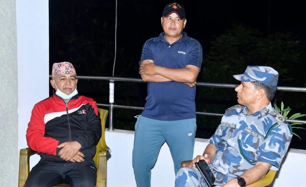 मृतक र बेपत्ता सशस्त्र प्रहरीका परिवारजनसँग महानिरीक्षक पौडेलको भेट