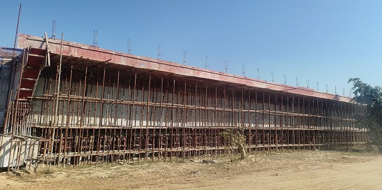 सिधनियाघाटस्थित राप्ती नदीमा पक्की पुल निर्माण जारी, खुसी छैनन् स्थानीयवासी
