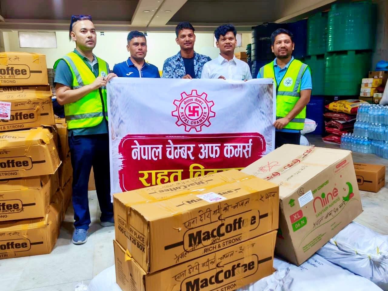 रसुवाका बाढीपीडितका लागि चेम्बर अफ कमर्सद्वारा राहत सामग्री सहयोग