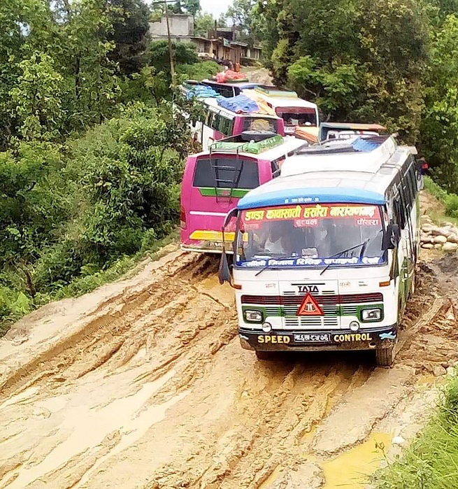 कर्णाली राजमार्गमा यातायात व्यवसायीको मनपरीले यात्रु सास्तीमा