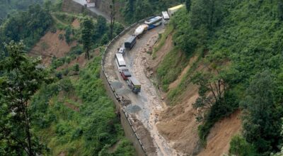 वर्षाले काठमाडौँको लाइफलाइन काट्दा दसैंको व्यापार मारमा
