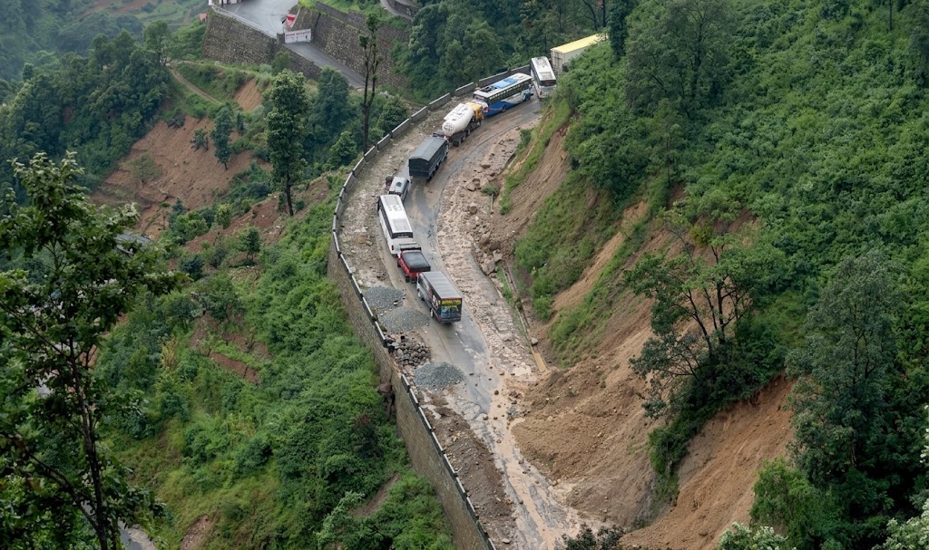 वर्षाले काठमाडौँको लाइफलाइन काट्दा दसैंको व्यापार मारमा
