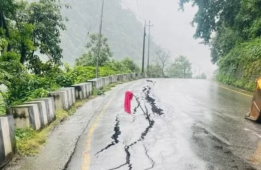 त्रिशूलीको कटानले सिमलतालमा सडक भासियो