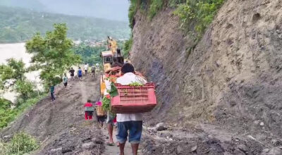 पहिरोको जोखिम मोलेर कृषि उपज बजार पुर्याउँदै धादिङका किसान