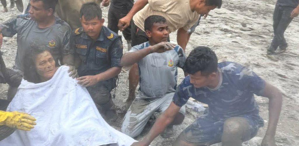 बेत्रावतीमा बाढीमा पुरिएको घरबाट एक महिलाको सकुसल उद्धार