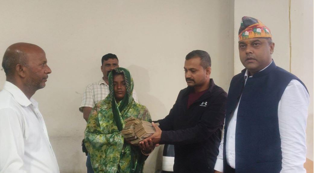 महोत्तरीमा प्रशासनको पहलमा सहकारी पीडित महिलाको रकम फिर्ता