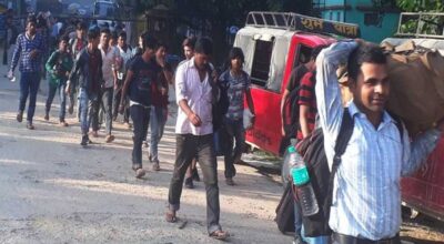 दसैँ मनाउन भारतबाट घर फर्किनेको सीमामा लर्को